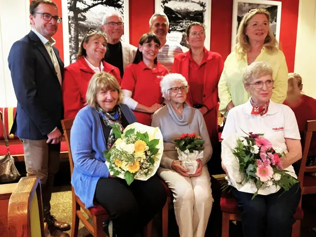 Vorne: Kraft Monika, Schrittwieser Anna, Pomberger Marlene. Hinten: Bürgermeister Oysmüller Karl, Kogler Gerlinde, Österreichischer Sacher Ewald, , Weissenböck Daniela Trattner Martin, Karin Gorenzel. Vicebürgermeisterin Riedler Susanne | Foto: Blid: Hinterberger Friedrich
