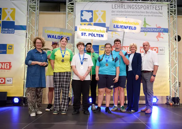 Tischtennis Damen Einzel: LR Christiane Teschl-Hofmeister, Florentina Grabner (2. Platz, LBS Waldegg), Sophia Edhofer (1. Platz, LBS St. Pölten), Tanja Hieber (3. Platz, LBS Lilienfeld), Alexandra Höfer (WK NÖ Direktor Stellvertreterin), Markus Wieser (AKNÖ Präsident) | Foto: NLK Pfeiffer