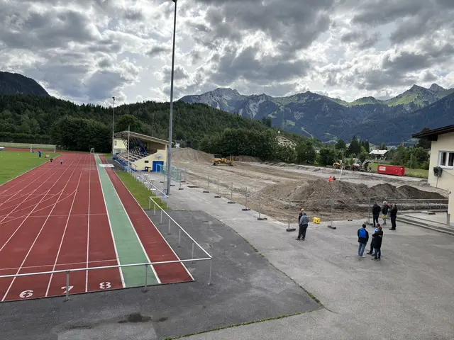 Für den neuen Kunstrasenplatz muss die alte Bestandsfläche abgeschoben und neu aufgebaut werden. | Foto: MeinBezirk/Günther Reichel