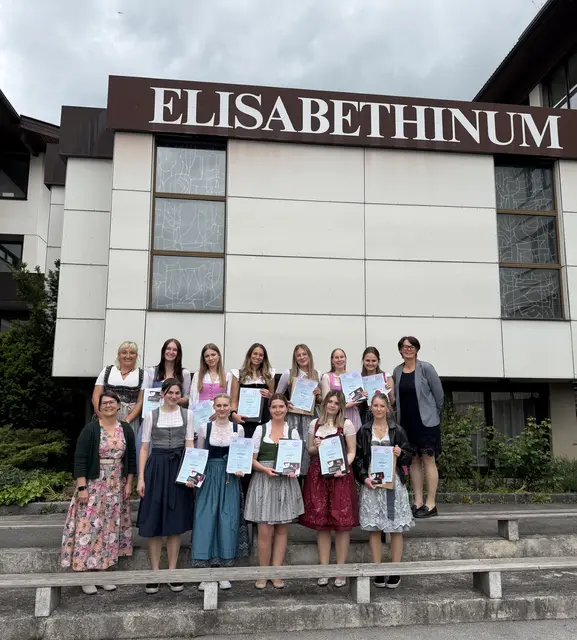 Mit dem erfolgreichen Bestehen der Prüfung verfügen die Schülerinnen nun über eine wertvolle Zusatzqualifikation. | Foto: Elisabethinum
