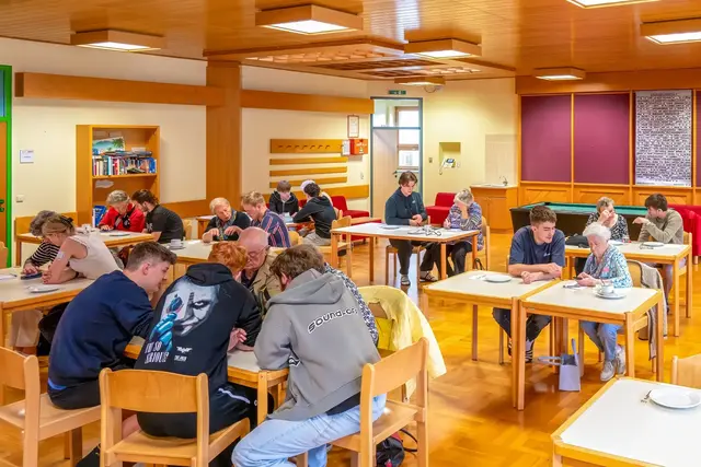 Senioren erhielten beim Handy-Café in der Berufsschule Mattighofen individuelle Unterstützung von Berufsschülern. | Foto: Hans Luttinger/RK OÖ