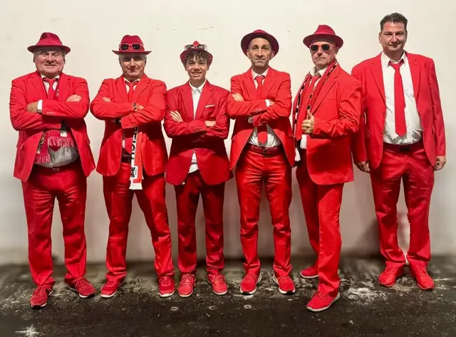 Die "Red Hot Chili Suits", mit Mastermind Christian Wolfmayr (4. v. l.), haben inzwischen viele Nachahmer. | Foto: Red Hot Chili Suits