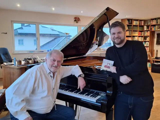 Edgar Pelz (links) überreicht seinem langjährigen Freund, Bürgermeister Daniel Lang, sein neues Album, und damit eine Hymne auf Mattighofen. | Foto: MeinBezirk/Anja Kern
