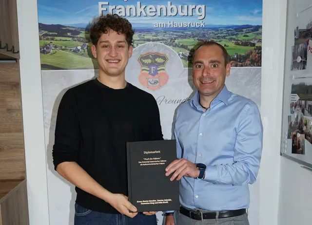 Bürgermeister Norbert Weber (r.) gratuliert Simon Oewaller zur ausgezeichneten Diplomarbeit.  | Foto: Marktgemeinde Frankenburg