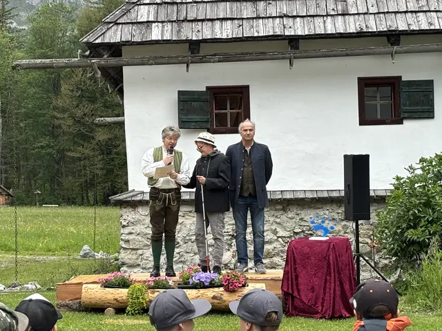 Die Moderatoren Klaus Zausinger und Mike Baldinger mit Kajetan Beutle. | Foto: MeinBezirk/Angelika Kern