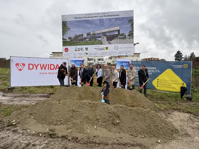 Der Regen konnte die Freude über den Spatenstich für die neue Kinderbildungseinrichtung in Edt bei Lambach sichtlich nicht trüben. | Foto: Gemeinde Edt
