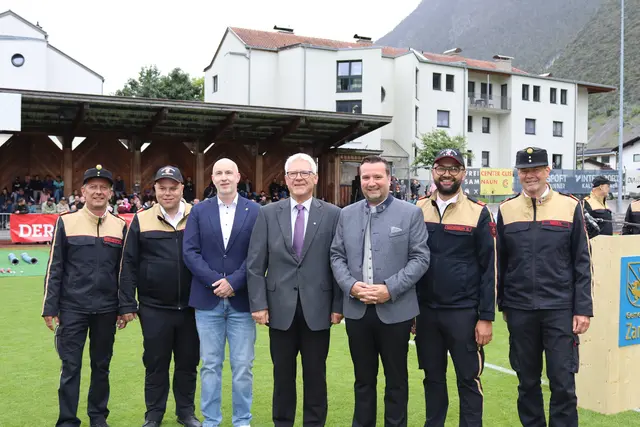 Landesfeuerwehrkommandant Jakob Unterladstätter, Hermann Ladner (Feuerwehrkommandant Zams), Simon Zangerl (Vizebürgermeister Zams), der Landecker Bezirkshauptmann Siegmund Geiger, Bürgermeister Benedikt Lentsch, Simon Saurwein (stv. FF-Kommandant Zams) und Hannes Mayr (Landesfeuerwehrkommandant-Stellvertreter).  | Foto: Elisabeth Zangerl