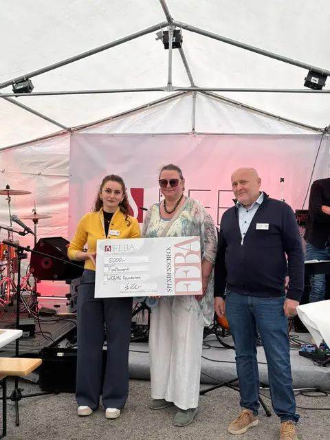 Neben den Gemeinden erhielten zwei Organisationen eine Spende, die sich für ME/CFS-Betroffene einsetzen – hier bekam die "WE &amp; ME Foundation" für ihre Forschung an der Krankheit 5.000 Euro. | Foto: Magdalena Deskovic / MeinBezirk