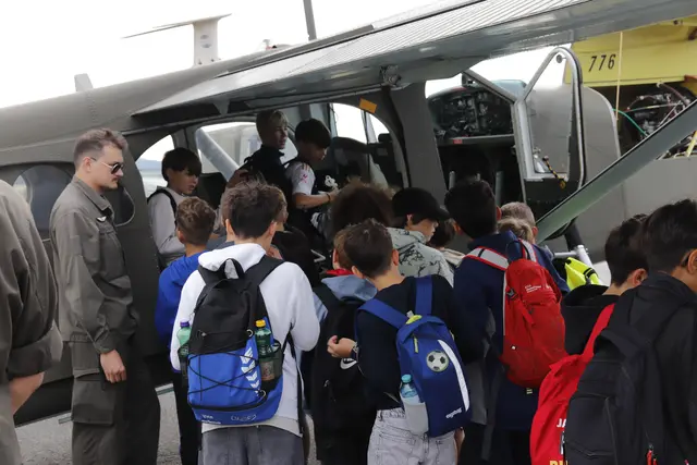 Die PC6 dient als leichtes Transportflugzeug, als Träger für Luftaufklärungsgerät, kann mit einem Tank ausgestattet werden und beim Feuerlöschen aus der Luft unterstützen oder zieht einen Schleppsack für die Zieldarstellung bei der bodengebundenen Luftabwehr. | Foto: FOInsp Klaus AIGNER, FlFlATS