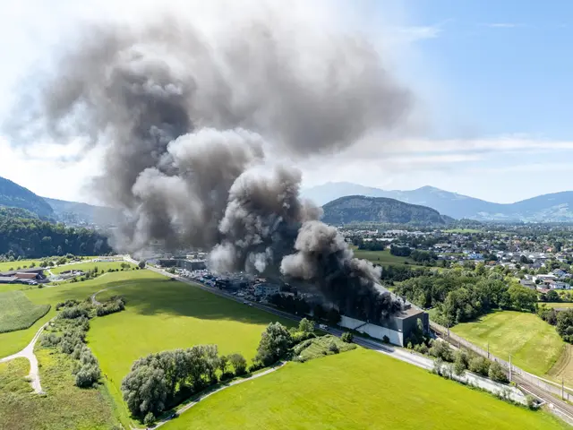 Rauchwolken steigen üer einem Fabrikgelände auf
