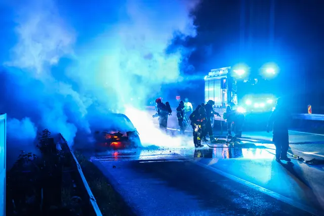 Nicht mehr viel übrig: Ein Pkw brannte auf der A25 bei Weißkirchen komplett aus. | Foto: laumat.at