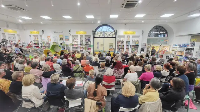 Die Veranstaltung lockte unzählige, vorwiegend weibliche Besucher in die Buchhandlung im Donaupark. | Foto: Eckhart Herbe