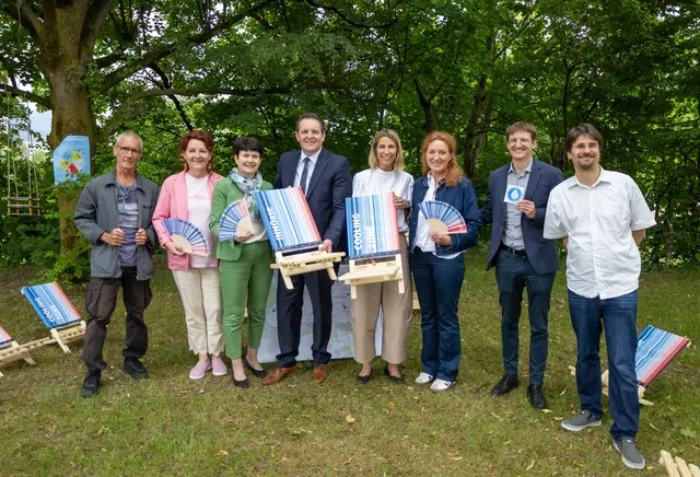 Freiwillige wie Georg Platzgummer (l.) unterstützen das Projekt um (v.l.) Sibylle Auer, Direktorin Elisabeth Rathgeb (Caritas), Landesrat René Zumtobel, Stadträtin Janine Bex sowie von Seiten der Stadtverwaltung Referentin Christine Schermer, Amtsvorstand Michael Florian und Daniel Moser (Amt Klimaneutral Stadt). | Foto: © Stadt Innsbruck/F.Bär