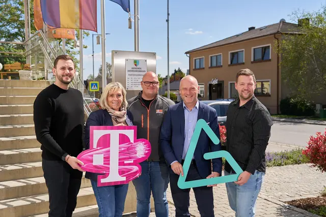 Freude über den Start des Glasfaser-Projektes, v.l.n.r.: Bürgermeisterin Dagmar Zier, Dominik Hirner (Leyrer + Graf), Lukas Vasko (Magenta Telekom) und Oliver Neuwirth (Alpen Glasfaser).

 | Foto: Philipp Monihart