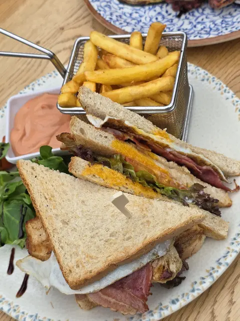 Hauptspeise: Wolke7 Clubsandwich mit Hühnerfleisch, Ei, Speck, Tomaten, Aiolisauce, Pommes (19 Euro) - „Riesige Portion beim Klassiker des Hauses, geschmacklich gut mit Pommes serviert“, so der Teufl.