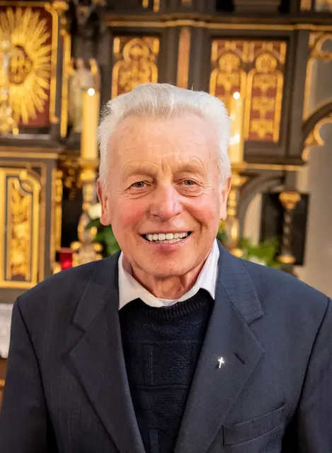 Am 5. Juni 2026 verstarb Esternbergs emerierter Pfarrer Franz Kessler im 79. Lebensjahr und im 50. Jahr seines priesterlichen Wirkens. Über viele Jahrzehnte hinweg prägte er das religiöse und gesellschaftliche Leben der Pfarrgemeinde Esternberg.  | Foto: Pfarrgemeinde Esternberg