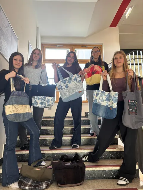 Im Nähworkshop wurden Taschen aus gespendeter Kleidung genäht | Foto: Mittelschule Arnoldstein