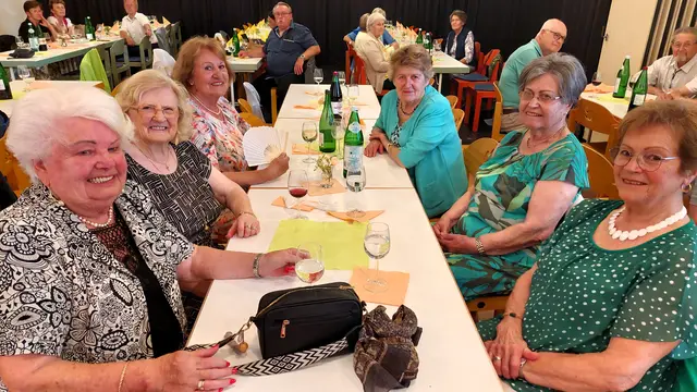 Rund 90 Mitglieder folgten der Einladung zum traditionellen „Tanz in den Sommer“ im Stadtsaal. | Foto: Josef Schimmer