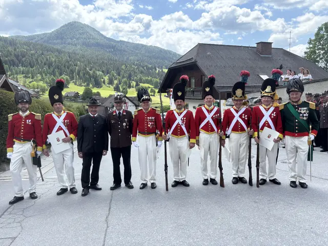 V. li.: Hauptmann Hannes Pertl, Obmann Manfred Schröcker, Bgm. Peter Perner, Vizebgm. Georg Bogensperger, Oberleutnant Hermann Jäger, Schütze Manfred Lankmair, Schütze Kurt Bliem, Korporal Josef Hönegger, Korporal Josef Fanninger, Oberistleutnant Albert Planitzer. | Foto: Hist. Schützenkompanie Lessach