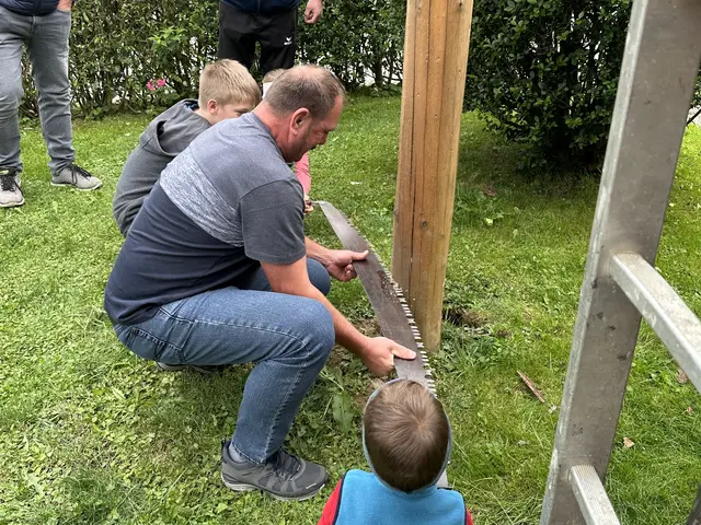Tradition hat das gemeinsame Umschneiden mittels einer uralten Handsäge durch den Obmann und den Nachwuchs.  | Foto: Kuhstall'leitn-Siedlung