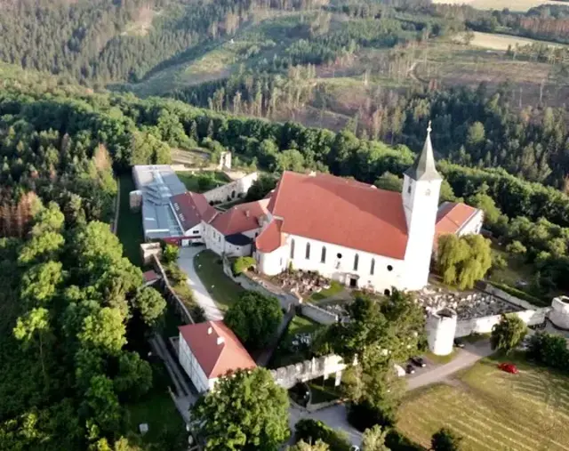 Mit der neuen Partnerschaft zwischen dem Kloster Pernegg und der Artenschutzinitiative BeeWild entsteht im Waldviertel zusätzlicher Lebensraum für heimische Wildbienen. | Foto: Kloster Pernegg