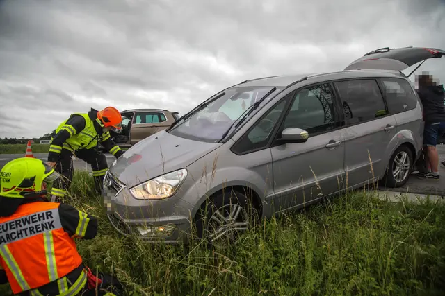 Im Kreuzungsbereich Paschinger Straße/Eichenstraße in Marchtrenk forderte ein Pkw-Crash zwei Verletzte. | Foto: laumat.at
