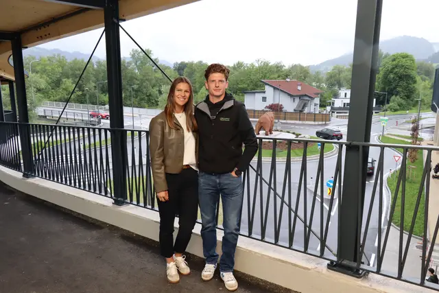 Alexander und Marina sind vom neuen Bahnhof begeistert. | Foto: Kendlbacher