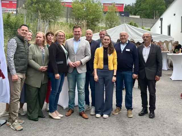 Auch Landtagsabgeordneter Florian Krumböck (Mitte) stattete dem Feba-Sommerfest einen Besuch ab. | Foto: Magdalena Deskovic / MeinBezirk