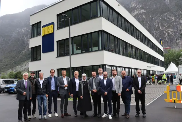 Viele Ehrengäste wohnten der Einweihung des neuen PORR-Standorts in Zams bei.  | Foto: Elisabeth Zangerl