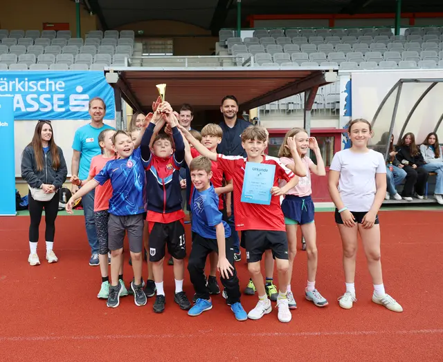 Jubel bei der VS Eggersdorf, die beim Bezirkssporttag in Gratkorn den ersten Platz erzielte.  | Foto: Primoschitz