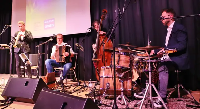 Das Quartetto Novo mit Nicolò Loro Ravenni, Robert Hafner, Manfred Uggowitzer und Alberto Lovison-Live spielen zur Lesung im Academis. | Foto: Edith Ertl