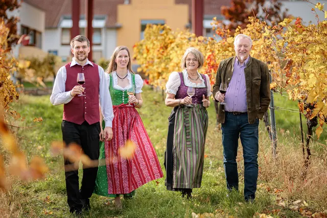 Familie Wertek freut sich über große Erfolge ihrer Weine. | Foto: Weingut Schlossberg