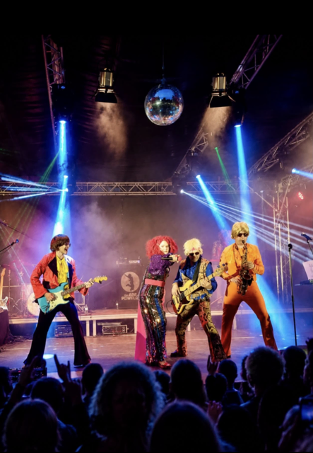 Band im 70er-Look auf Bühne