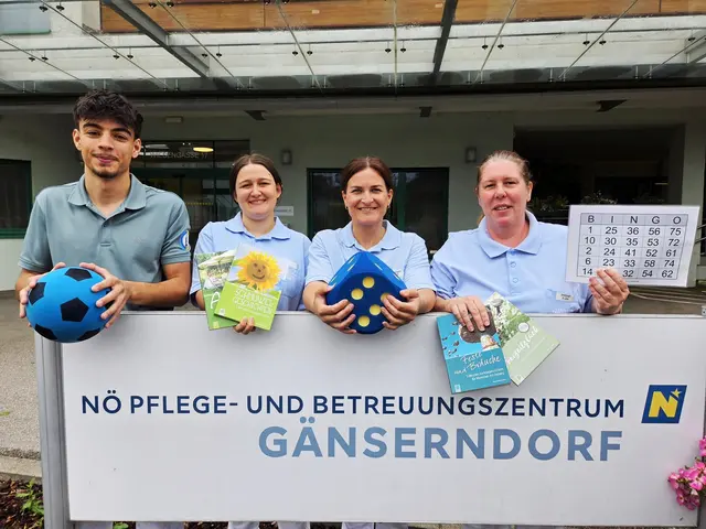 Mit viel Herzblut, Kreativität und Einsatz sorgt das Team „Ehrenamt und Alltagsbegleitung“
rund um Managerin Iris Lastro immer wieder für besondere Momente und abwechslungsreiche 
Angebote im Alltag der Bewohnerinnen und Bewohner – vlnr.: Zivildiener Leart Reshani, 
Freiwilliges Soziales Jahr (FSJ) Pauline List, Managerin Ehrenamt und Alltagsbegleitung Iris 
Lastro, MA EA Beate Laha 
 | Foto: PBZ Gänserndorf