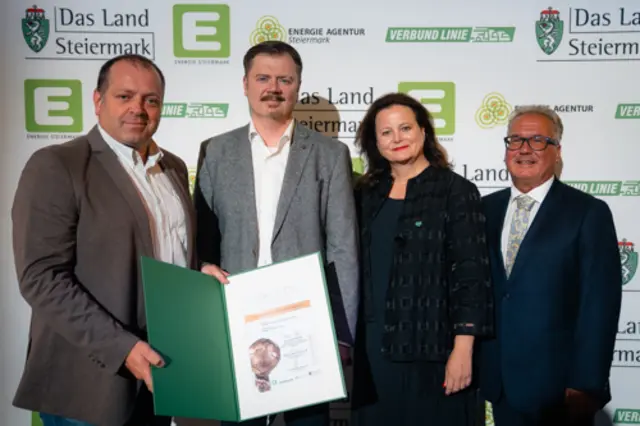 Günther Bulla und Martin Treffer (Herbert Temmel GmbH) mit Rubrikpatin Landesrätin Claudia Holzer und Rubrikpate Peter Gspaltl (Verkehrsverbund Steiermark) bei der Verleihung des Awards (v. l.). | Foto: Fabian Weissitsch/Land Steiermark