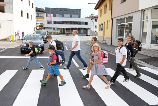 Im September 2024 wurde die neue Druckknopf-Ampel in Betrieb genommen. Damit wurde die Verkehrssicherheit - insbesondere auch für Schulkinder - erhöht. | Foto: Land Tirol