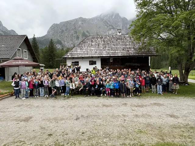 Noch schnell ein gemeinsames Gruppenfoto vor dem Hochschwabmuseum und dann konnte es schon losgehen. | Foto: MeinBezirk/Angelika Kern