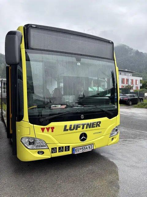 Die SPÖ Tirol lud in Wörgl zu einer etwas anderen Pressekonferenz, die passen zum Thema in einem Bus stattfand.   | Foto: Barbara Fluckinger