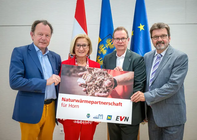 ÖKO Wärme Hoyos Markus Hoyos, Landeshauptfrau Johanna Mikl-Leitner, EVN Vorstandssprecher Stefan Szyszkowitz, Bürgermeister Gerhard Lentschig. | Foto: NLK Pfeffer