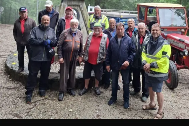 Die Gruppe beim grenzstein in Oberdrosen | Foto: Traktorfreunde