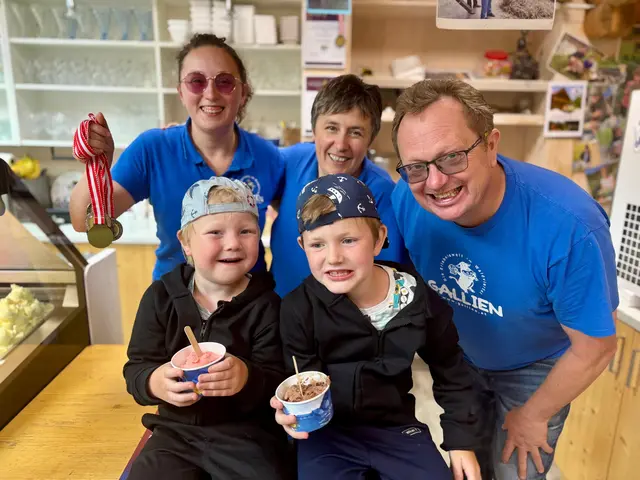 Manuela, Monika und Bruno Toifl liesen Matthias und Maximilian das Eis verkosten. | Foto: Markus Kahrer