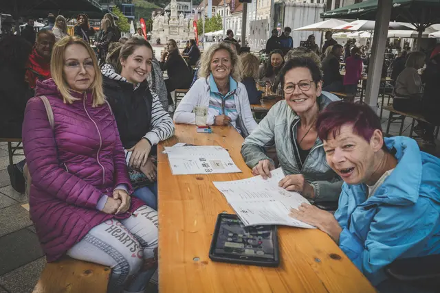 Frauen sitzen an einem Tisch
