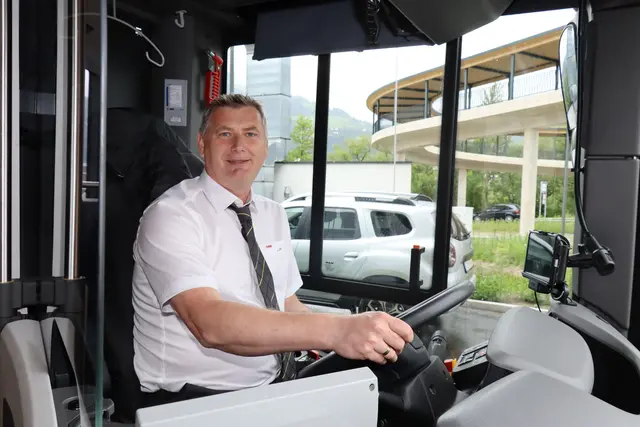 Bei Busfahrer Toma gab es eine kostenlose Probefahrt im neuen Elektrobus (Postbus).  | Foto: Kendlbacher