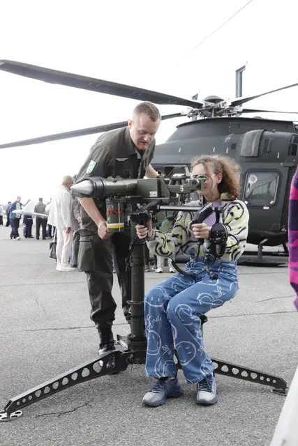 Im Vordergrund eine leichte Fliegerabwehrlenkwaffe MISTRAL. Im Hintergrund der neueste Hubschrauber beim Bundesheer, der AW169. | Foto: FOInsp Klaus AIGNER, FlFlATS