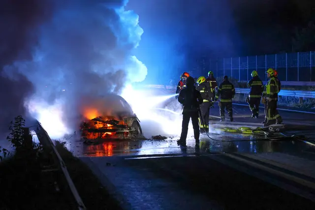 Nicht mehr viel übrig: Ein Pkw brannte auf der A25 bei Weißkirchen komplett aus. | Foto: laumat.at