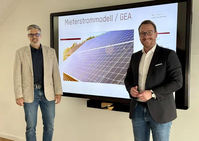 NHT-Experte Kajetan Rutzinger (li.) erläuterte Landeshauptmann-Stellvertreter Philip Wohlgemuth bei einem Betriebsbesuch das Mieterstrommodell der NEUEN HEIMAT TIROL.
 | Foto: NHT