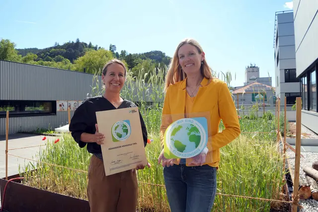Vizerektorin Cathrin Reisenauer (links) und Martina Überall, Leiterin der Fachstelle für Bildung für Nachhaltige Entwicklung, arbeiten intensiv an den Nachhaltigkeitsagenden Westösterreichs größter Pädagogischer Hochschule.  | Foto: PH Tirol/Roner