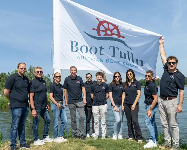 Boot Tulln 2027: Roll Out der neuen Werbelinie durch das Messeteam am Yachthafen der Messe Tulln

 | Foto: Messe Tulln/Agnes Jaglarz