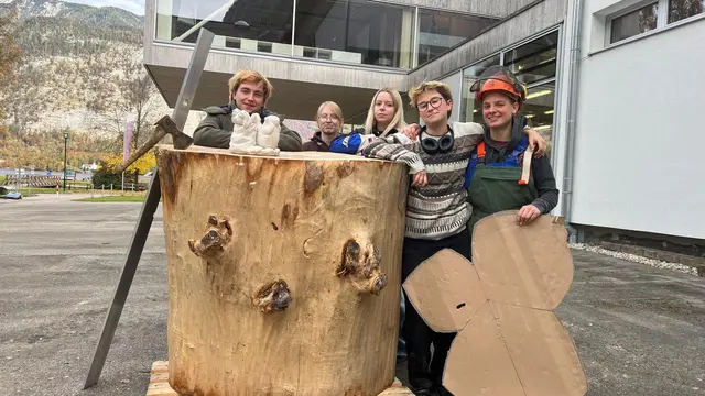 Die SchülerInnen arbeiteten gemeinsam an der Skulptur.  | Foto: HTBLA Hallstatt