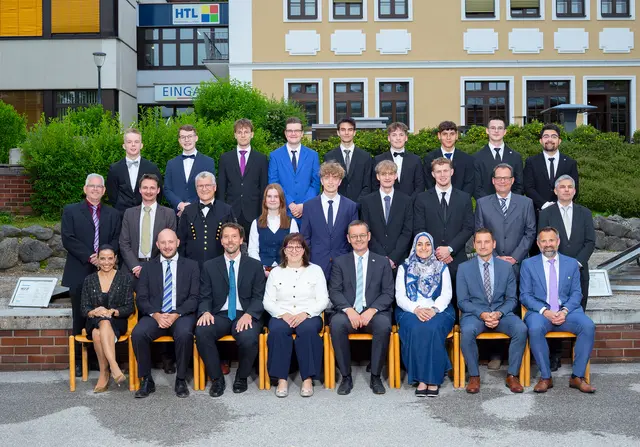 Foto: Die erfolgreichen Absolventen der Höheren Abteilung für Elektrotechnik mit der Prüfungskommission